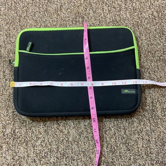 Stylish Black and Green Tablet Sleeve with Protective Padding - Picture 4 of 13